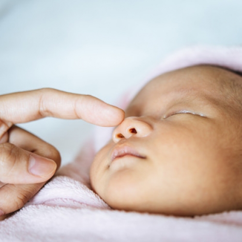 Lavaggio nasale del neonato, come e quando farlo 